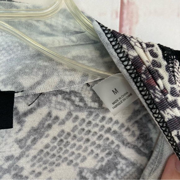 Tahari Women’s M Medium Long Sleeve Top All Over Animal Print Knit Top Stretch - Picture 7 of 8